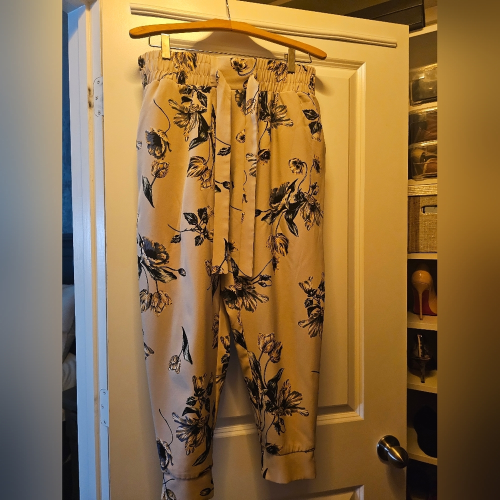 Dressy floral jogger pants - Picture 4 of 5